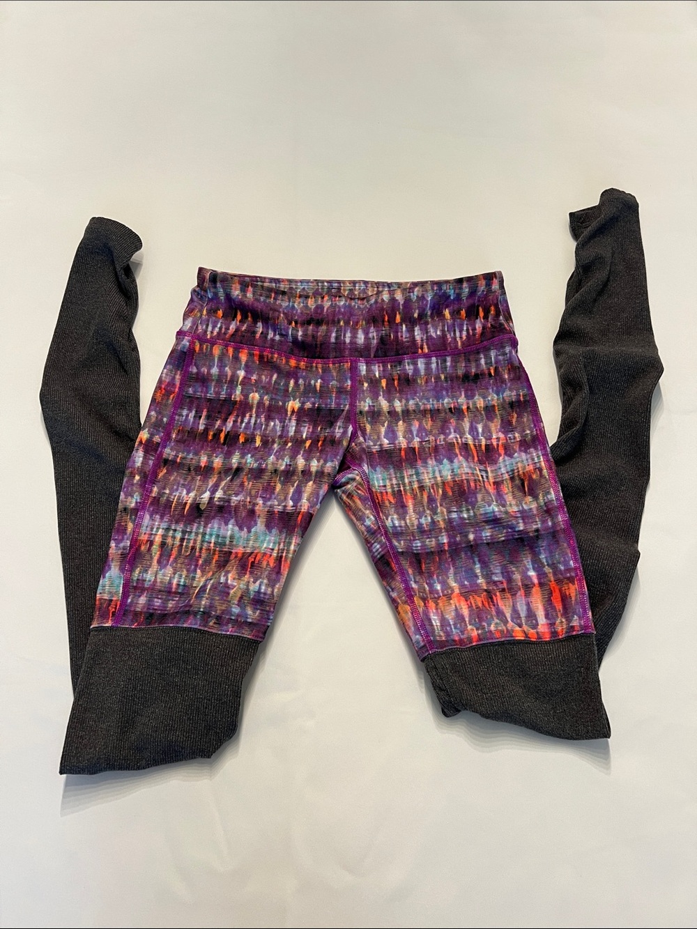 ALO Yoga Purple Multi-Color Patterned Leggings with Grey Panels Size Medium